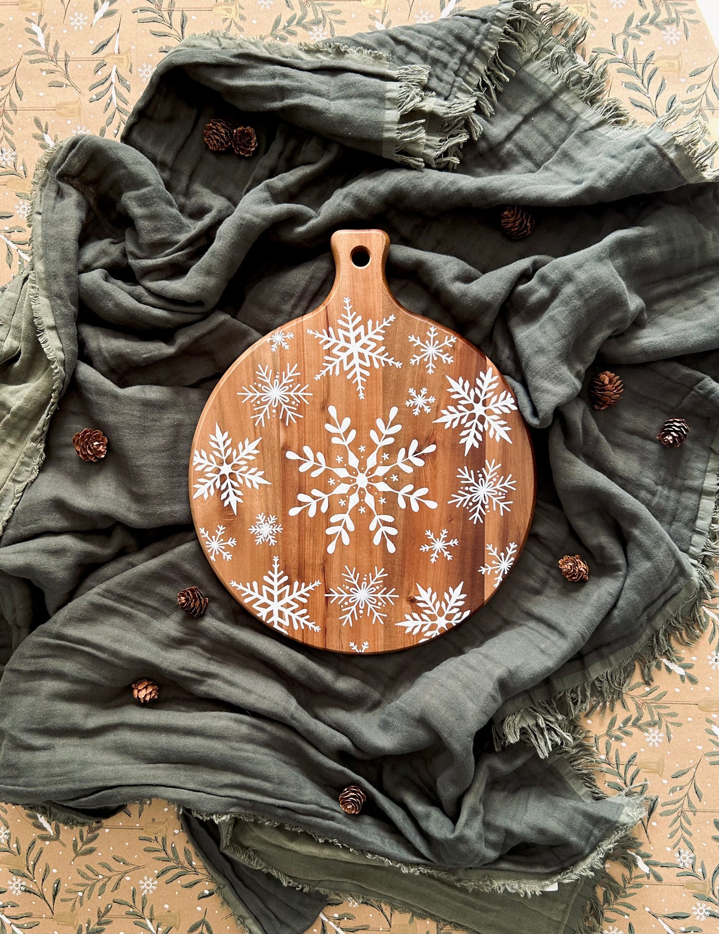 Snowflake Round Wooden Board (Hand Painted Decorative Board)